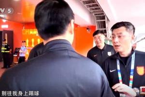 马宁调侃韩鹏、王大雷：跟队员说别往我身上踢球 你要回去练身体