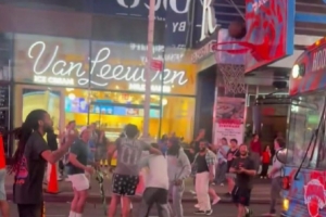 气氛火热~安装在大巴上的移动球筐现身纽约街头 球迷纷纷尝试投篮赛事报道
