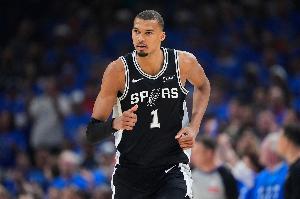 CJ·迈尔斯：文班亚马能包揽MVP与DPOY 他甚至可能三连庄