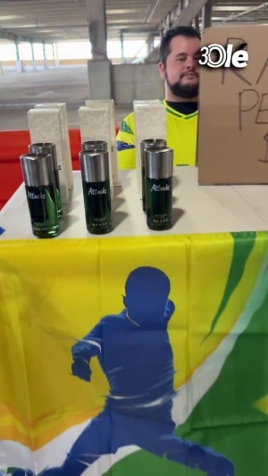 世界杯处处是生意！有人在球场外以100美元出售拉菲尼亚同款香水