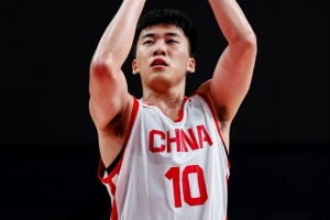 真的是高级货！苏群：王俊杰一回来 中国男篮立刻不一样了