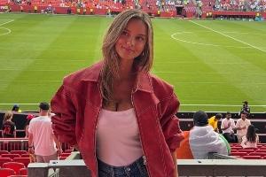 最美风景线！胡梅尔斯女友现场观战德国比赛，颜值高、身材傲人