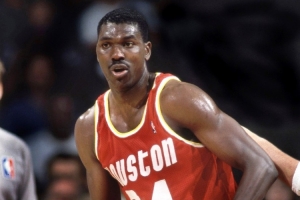 1994年的今天：奥拉朱旺带领火箭夺队史首冠 个人荣膺总决赛MVP