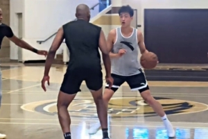刘金雨海外特训！NBA训练师乔丹·劳利全场球局初体验