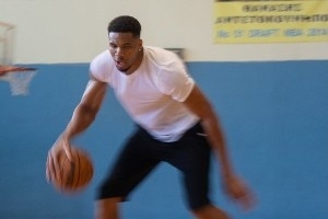 魔鬼筋肉人！字母哥INS晒出训练照：赢在今天