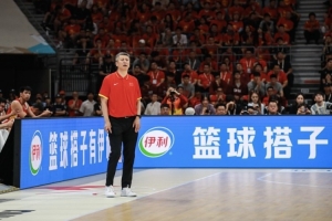 媒体人：男篮被逼绝境迸发能量 最大改变是不再执着压节奏打低位