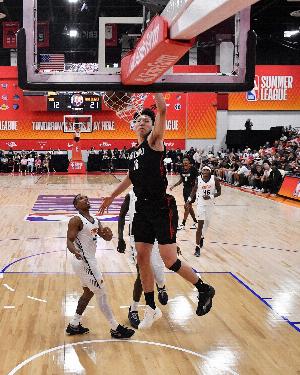 媒体人：弧顶发牌&挡拆&持球碾是杨瀚森舒适方式 防守&篮板有改善