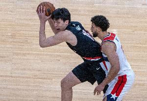 开拓者自媒体：杨瀚森需多拿球才能发挥特长 在NBA弱点易被放大