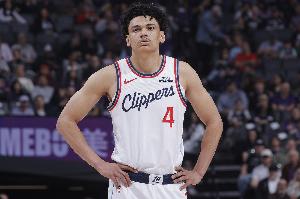 挑大梁！二年级科比·桑德斯半场11中6砍并列最高16分 三分4中2