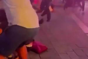 乱成一锅粥球迷们大打出手，警察拦都拦不过来！夺冠还得了？
