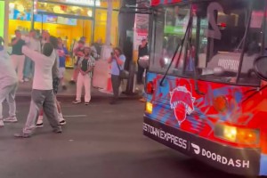 花活层出不穷啊尼克斯球迷跟着移动篮筐大巴打球~