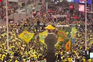 巴西球迷霸占了纽约时代广场尼克斯球迷是不是都去马刺主场了